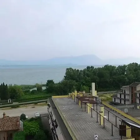 Linda Desenzano del Garda